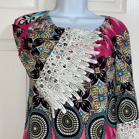 Women’s half sleeve lace tunic in bright and cheerful colors - Picture 3 of 7